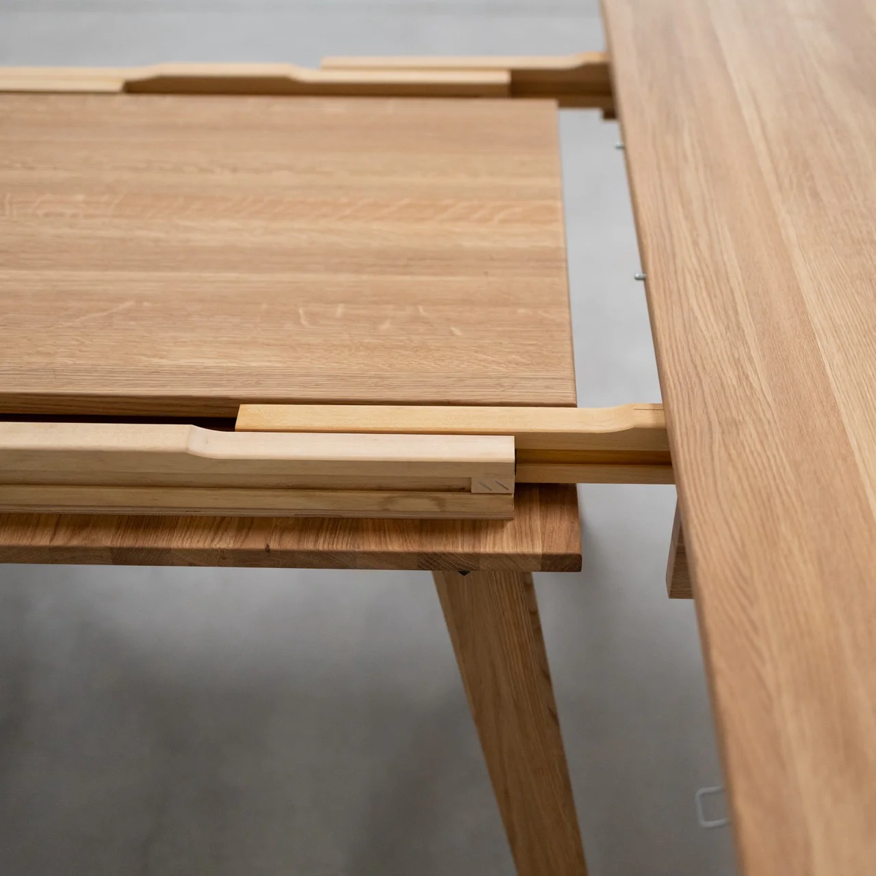 Mesa de comedor redonda y extensible de madera maciza de roble LEA | NordicStory - Image 8