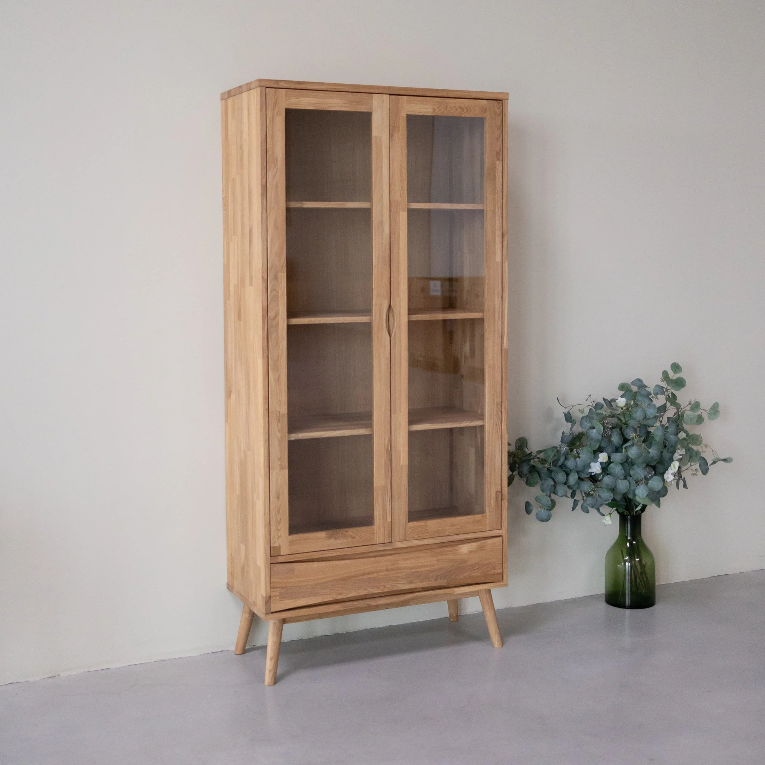 Vitrina de madera de roble MALMO | NordicStory - Image 3