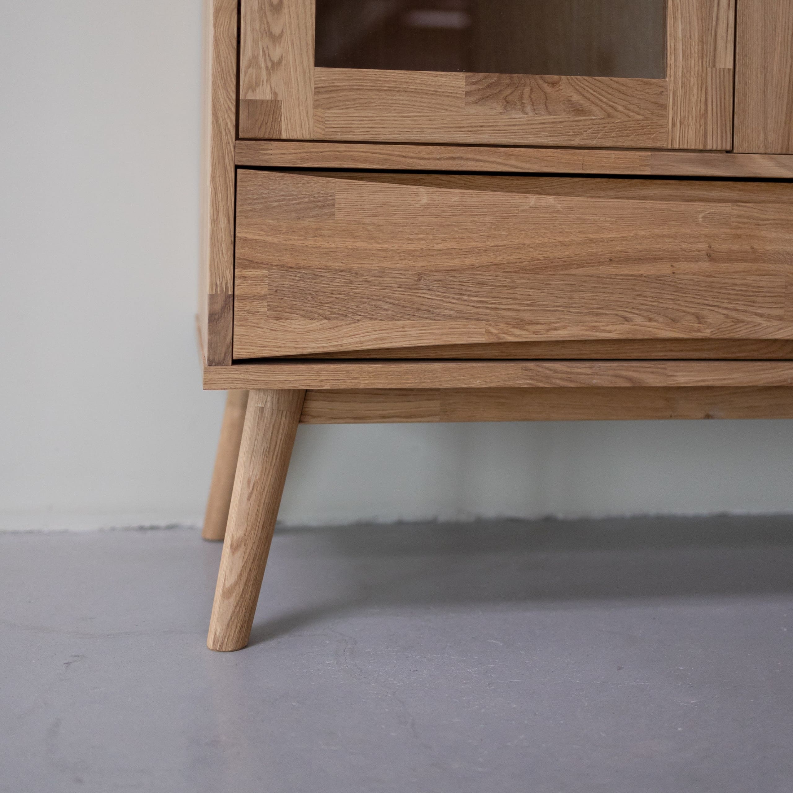 Vitrina de madera de roble MALMO | NordicStory - Image 5